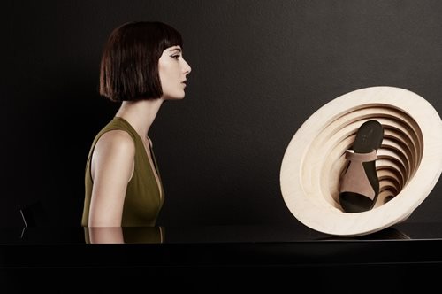 Τα ελληνικά σανδάλια Kleos που ορίζουν τη γεωμετρία, τη συμμετρία και το υψηλό στυλ 