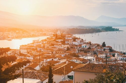 Η μικρή Βενετία του Αργοσαρωνικού: Πεύκα, γαλήνη και αρχοντιά, σε απόσταση αναπνοής από την Αθήνα 