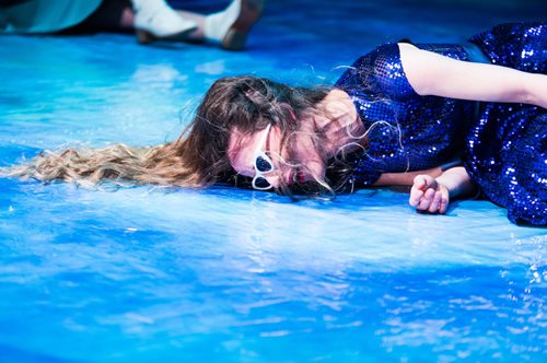 Στο θέατρο του Νέου Κόσμου μία ανοιξιάτικη παράσταση μιλάει για την ελευθερία στον έρωτα