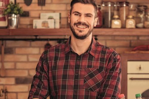 Το πρωτομαγιάτικο στεφάνι του Άκη Πετρετζίκη δεν ήταν στεφάνι  