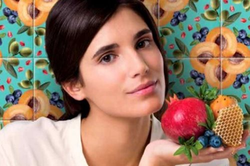 Οι μεσογειακές συνταγές ομορφιάς της APIVITA παρέα με τον Άκη σε έναν διαγωνισμό-έκπληξη