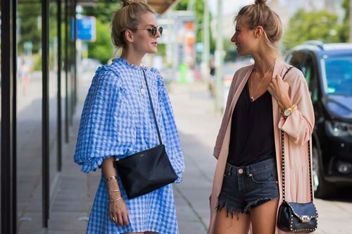 Ένα από τα πιο άσχημα trends που έχουμε δει σε σανδάλια επιστρέφει δυναμικά φέτος