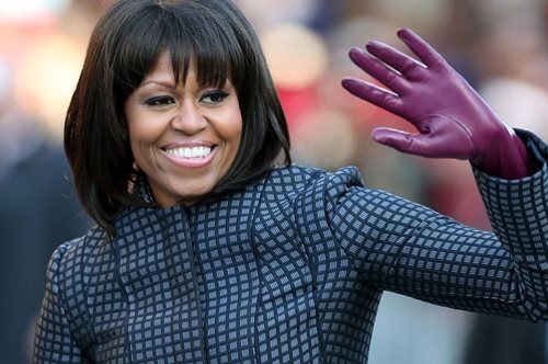 Η Μισέλ Ομπάμα όπως δεν την έχουμε ξαναδεί. Πέταξε ταγέρ και φορέματα στην πιο ανατρεπτική εμφάνιση