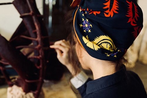 Τα ελληνικά μαντήλια, με τη μάχη της Αλαμάνας, κάνουν τον γύρο του κόσμου στα μεγάλα πολυκαταστήματα