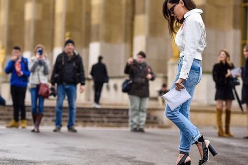 Τελικά πόσο κοστίζει το τζιν Vetements που φορούν όλες στις πιο ενημερωμένες streetstyle εμφανίσεις;