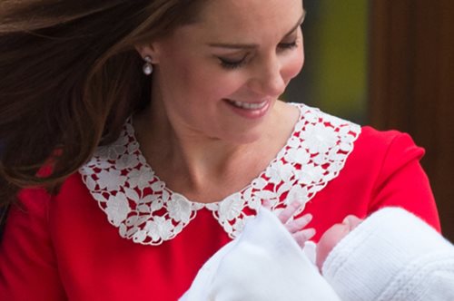 Οι πρώτες φωτογραφίες του πρίγκιπα Louis στην αγκαλιά της αδερφής του Σάρλοτ