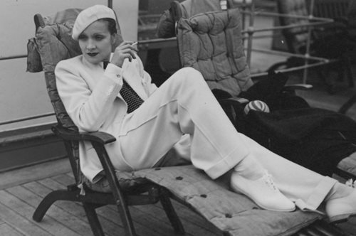 Η πρώτη γυναίκα στον κόσμο που απέδειξε πως μπορείς να είσαι σέξι μέσα σε κοστούμι