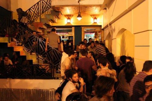 Alcohole: Στο χύμα κοκτεϊλάδικο της πόλης, στην Αγία Παρασκευή, ο κόσμος καλοπερνάει 