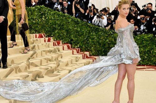 Κι όμως στο Met Gala της Νέας Υόρκης κάποιες εμφανίστηκαν με ρούχα από τα H&M 