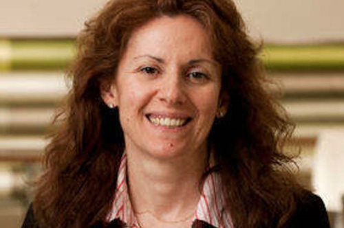 Η Ελληνίδα οδοντίατρος που εφηύρε ουσία η οποία αναπλάθει τα δόντια χωρίς σφράγισμα