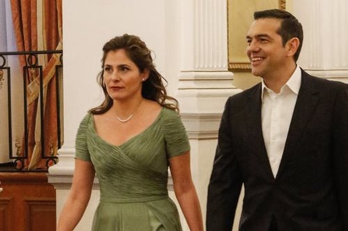 Η χειρονομία που προκάλεσε αντιδράσεις. Όταν η Μπέτυ Μπαζιάνα ήταν πολύ διαχυτική με τον Κάρολο 