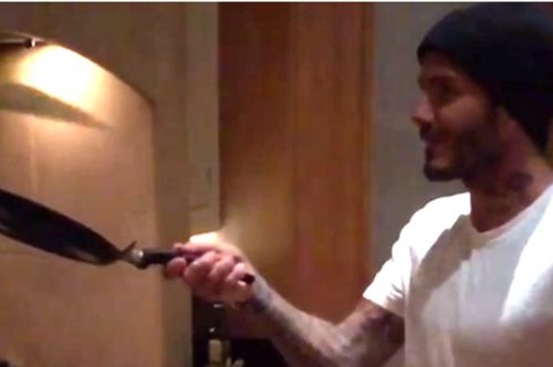 Στην κουζίνα με τον David Beckham φτιάχνοντας pancakes 