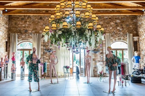 Οι μπαλκονόπορτες άνοιξαν, η θερμοκρασία ανέβηκε, τα εσώρουχα και τα μαγιό βγαίνουν στο φως