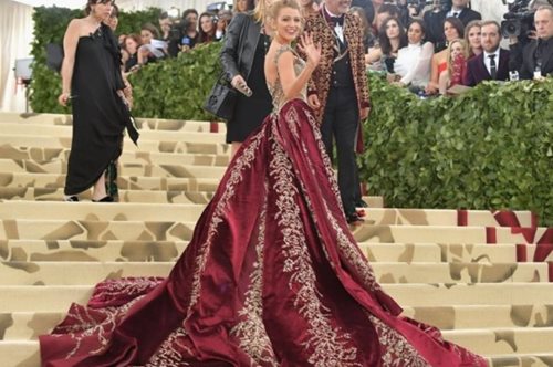 Ο τρόπος που η Μπέικ Λάιβλι φόρεσε την τουαλέτα του Met Gala είναι ο ορισμός της σταρ