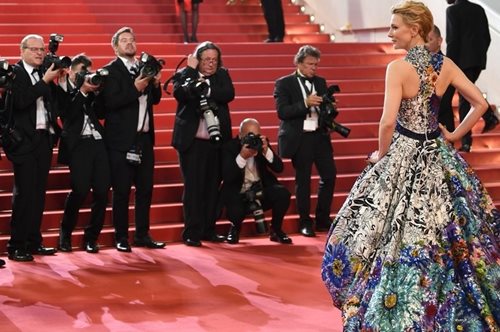 Όταν η κόρη της Κέιτ Μπλάνσετ κρύφτηκε κάτω από το φόρεμα της Μαίρης Κατράντζου στις Κάννες