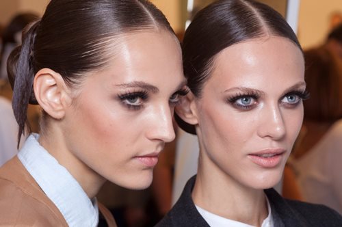 Γυναίκες δοκιμάζουν για έναν μήνα το serum που μακραίνει τις βλεφαρίδες 