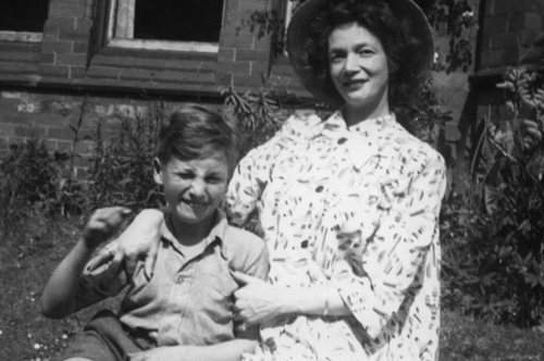 John Lennon: Το πιο συγκινητικό τραγούδι που έχει γραφτεί ποτέ για τη μητέρα δεν μιλάει για μία σχέση αγάπης