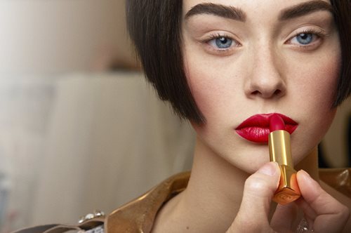 Τα λάθη που συνηθίζουμε να κάνουμε, όταν βάζουμε κραγιόν και μπορούν να χαλάσουν την εικόνα μας 