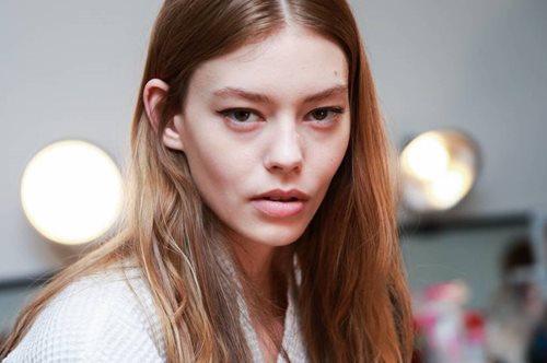 Έχεις ξηρό δέρμα; Αυτό είναι το μυστικό που πρέπει να κάνεις το πρωί στο μπάνιο σου