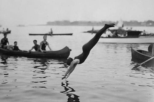 Όταν οι γυναίκες έδωσαν μάχες για να μπορούν να κολυμπούν όπως οι άντρες