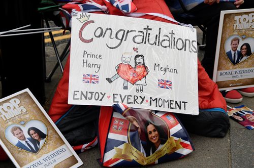 Οι παρανοϊκές, εορταστικές εκδηλώσεις των Βρετανών πριν τον γάμο Χάρι-Μέγκαν