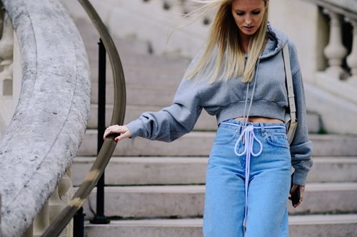 Και ξαφνικά όλες συνδυάζουν αυτό το πέδιλο με το τζιν τους, φέτος το καλοκαίρι