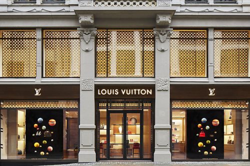 Ο οίκος Louis Vuitton κυκλοφόρησε συλλεκτικές τσάντες με αφορμή τον γάμο του Χάρι και της Μέγκαν