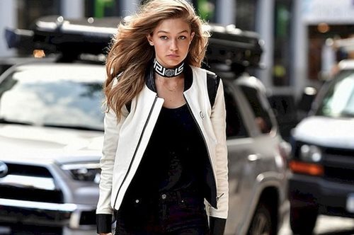 Ένα ανορθόδοξο sneaker έχει ξετρελάνει τις celebrities και δεν καταλαβαίνουμε το γιατί