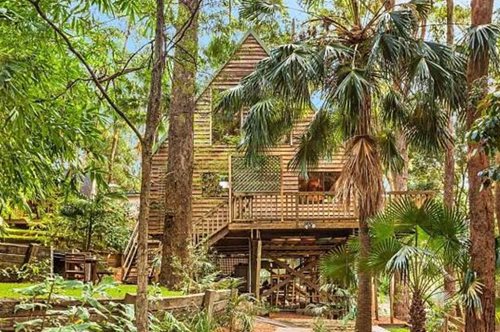 «Παιχνίδι» για ενήλικες. Ένα δεντρόσπιτο στη μέση του πουθενά μεταμορφώθηκε σε πολυτελή κατοικία