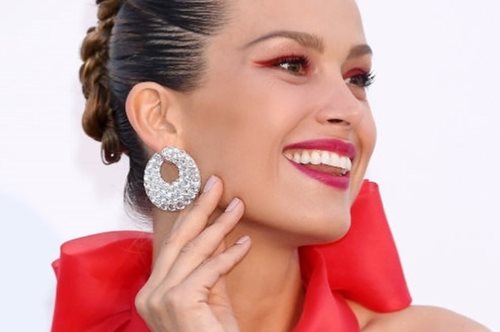 Οι διάσημες που υποκλήθηκαν στα ρούχα της. Όταν η Σήλια Κριθαριώτη έγινε πρωταγωνίστρια στις Κάννες