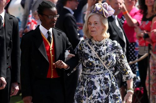 Νεανικός αέρας: Η 85χρονη δούκισσα που εμφανίστηκε με sneakers στον γάμο των Χάρι-Μέγκαν