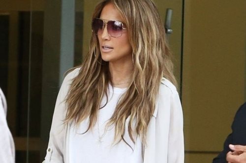 Το ψάχνει όλο το ίντερνετ. Η Τζένιφερ Λόπεζ φόρεσε σε επίσημο event το παντελόνι του καλοκαιριού