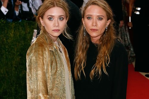 Oι αδελφές Όλσεν ξέρουν το μοναδικό αξεσουάρ που αναβαθμίζει το κλασικό, total black λουκ