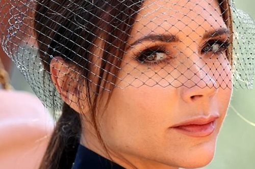 «Χαμογελούσα από μέσα μου». Γιατί η Βικτόρια Μπέκαμ ήταν τόσο στραβωμένη στον βασιλικό γάμο