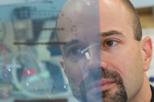 Ο Έλληνας που βρήκε τον εργαστηριακό τρόπο να μετατρέπει τα κακοήθη κύτταρα σε καλοήθη