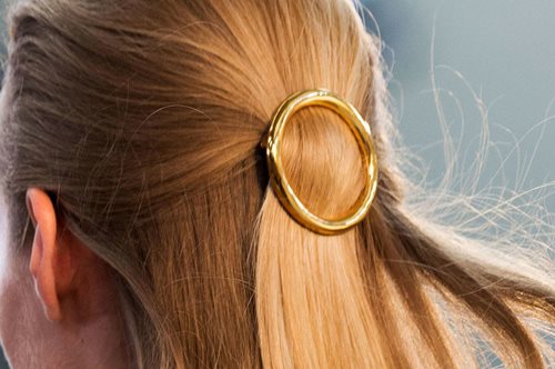 Πως να αποκτήσετε το Celine look με ένα κοκαλάκι. Βρείτε εδώ τα 10 πιο κομψά hair clips της αγοράς 