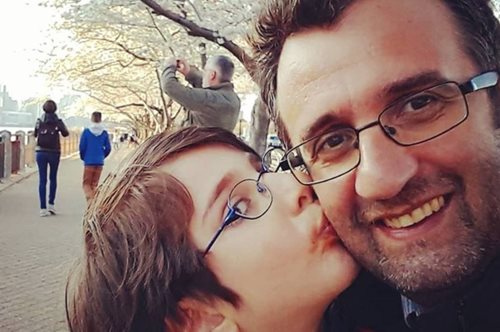 Ο Αντώνης θέλει ο 6χρονος γιος του να συνεχίσει να μιλάει τέλεια ελληνικά στη Νέα Υόρκη 