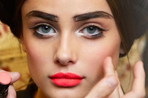 Η αλλόκοτη τάση του μόνιμου μακιγιάζ που μάλλον δε θα υιοθετήσουμε