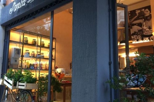 Santa Lucia: Μία Αγία Τρατορία στον πιο φωτεινό δρόμο του Παγκρατίου έκανε την εμφάνισή της 