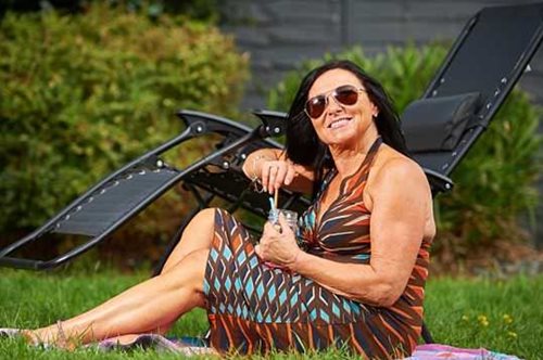 Μία γυναίκα με εθισμό στην ηλιοθεραπεία, αρνείται να σταματήσει παρότι διαγνώστηκε με καρκίνο