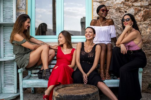 Πέντε κορίτσια, ένα σαββατοκύριακο, πολλά μαγιό: Μια ιστορία κάτω από τον ήλιο της Μάνης 