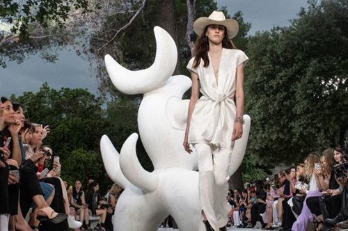 Ο οίκος Louis Vuitton προσέλαβε σαμάνο για να προσεύχεται να μην βρέξει κατά τη διάρκεα του σόου του