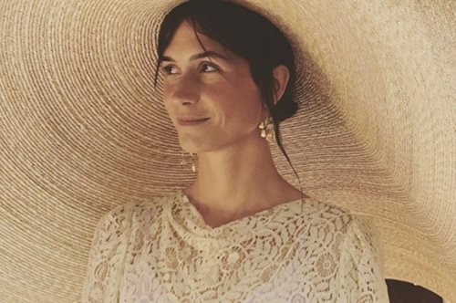 Διαφάνεια και oversized καπέλο: Αυτό είναι το πιο cool νυφικό που είδαμε τελευταία