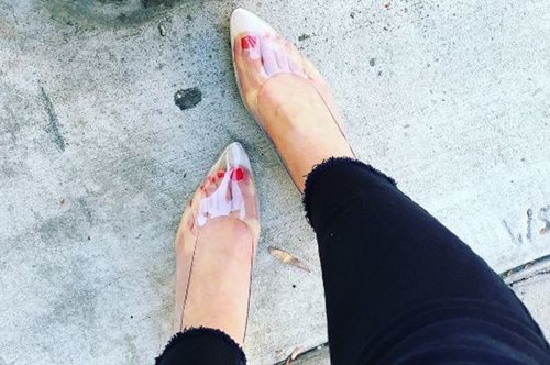 Φόρεσα για 10 ώρες σερί ένα ζευγάρι «γυμνά», πλαστικά παπούτσια και επέζησα για να πω την ιστορία