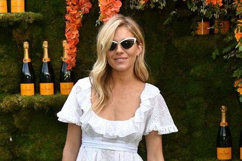 Το φόρεμα της Σιένα Μίλερ είναι η απάντηση στον πρώτο καύσωνα