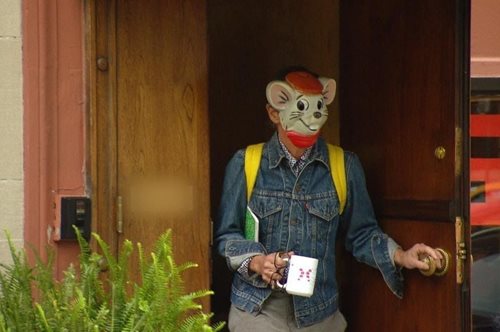 Ο σύζυγος της Kate Spade εμφανίστηκε φορώντας αποκριάτικη μάσκα δύο μέρες μετά το θάνατό της