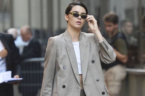 Αυτό το φόρεμα της Κένταλ Τζένερ κάνει μπαμ από μακριά