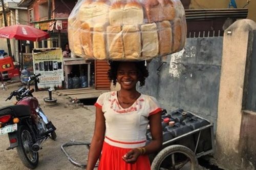 Πλανόδια πωλήτρια άρτου στη Νιγηρία έγινε μοντέλο όταν εμφανίστηκε τυχαία σε φωτογράφιση τραγουδιστή