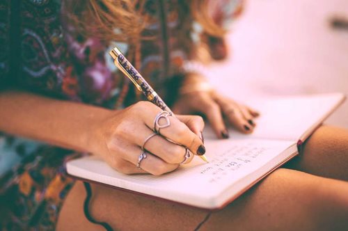 Έχω ξεχάσει να γράφω με στυλό πάνω στο χαρτί πλέον 