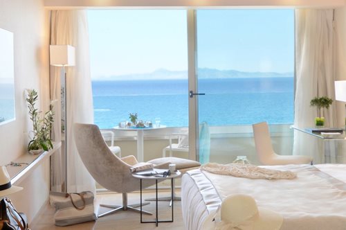 Φιλιά από τη βεράντα του Rodos Palace με θέα το Αιγαίο και διάθεση να δούμε πίσω από το καρτ ποστάλ